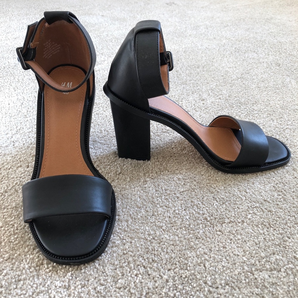Chunky Heel 2 Strap Sandals in Black